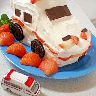 サプライズ(๑￫ܫ￩)↑　救急車ケーキ